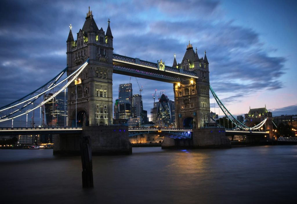 Puente de Londres sobre el río Támesis al anochecer