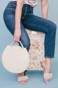 Preparada para viajar con maleta y bolso de mano