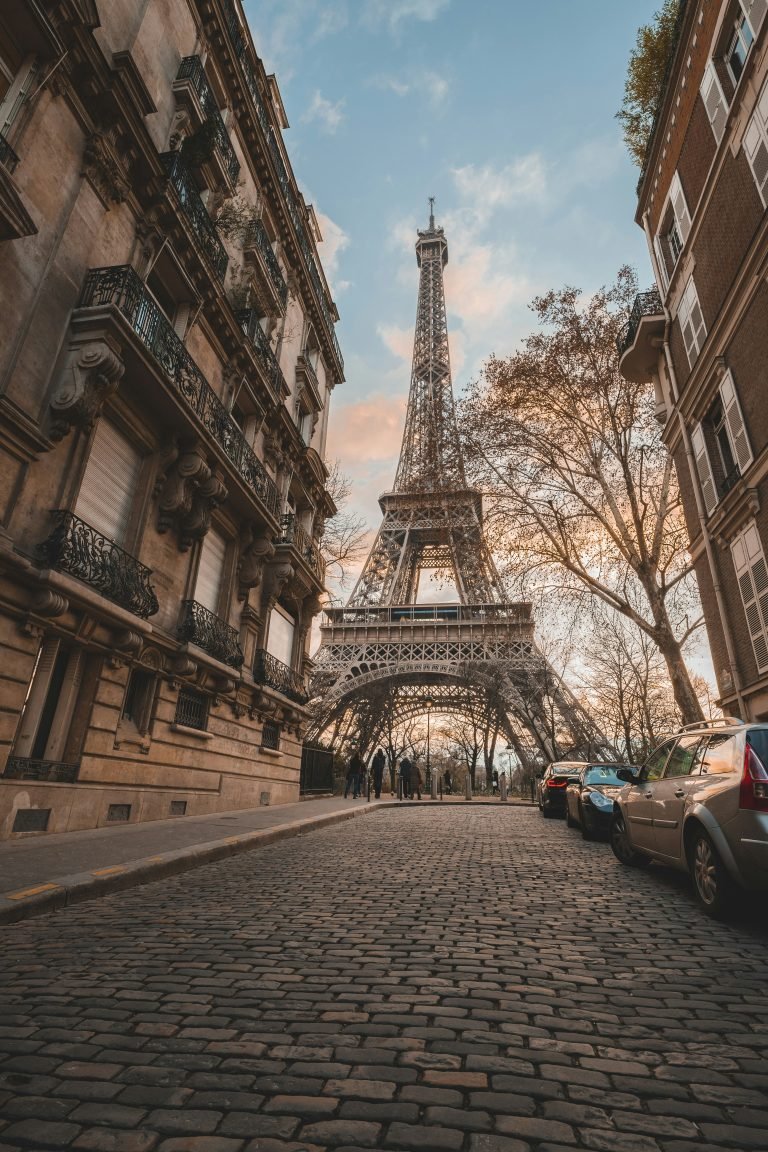 Vista de la Torre Eiffel enmarcada entre edificios parisinos
