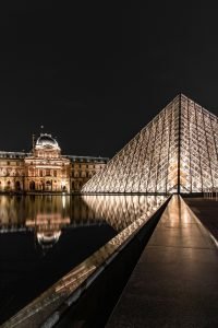 Vistas del Museo de Louvre al anochecer