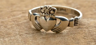 anillo claddagh
