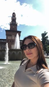 Caminando frente al Castillo Sforzesco, Milán