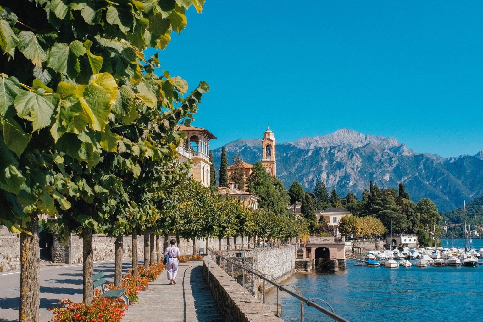 Lago de Como con los Alpes nevados