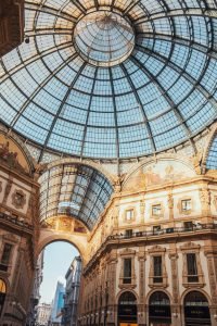Galerías Vittorio Emanuele II desde el interior, con su cúpula de vidrio y hierro, Milán