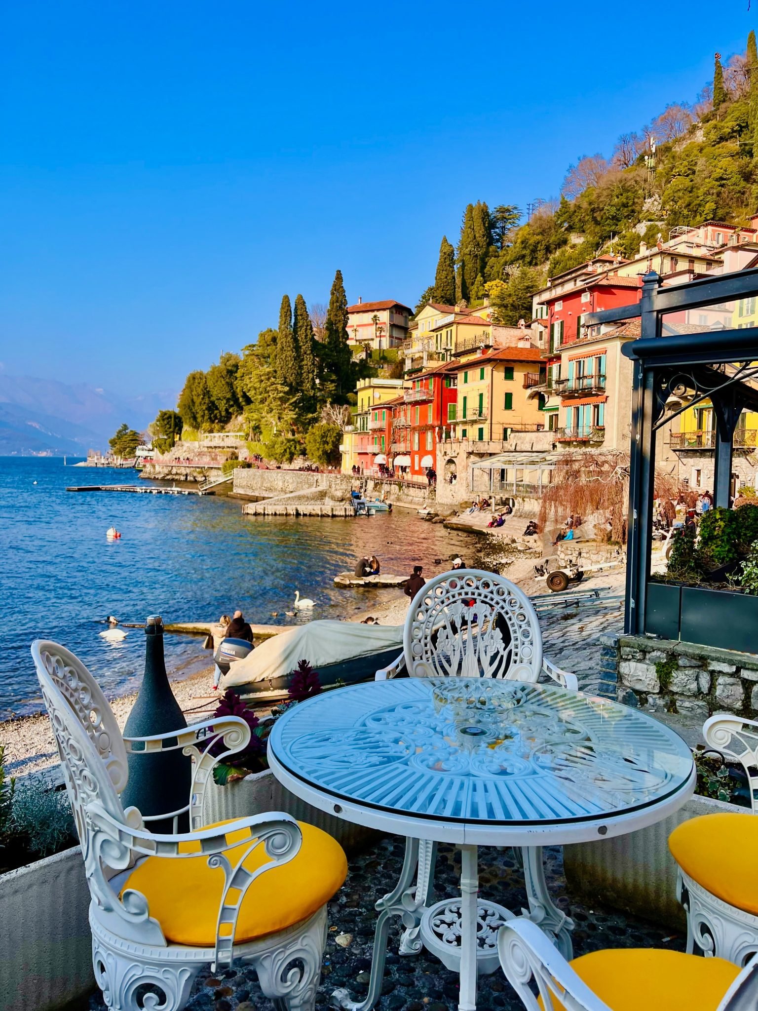 Pueblo colorido a orillas del Lago de Como