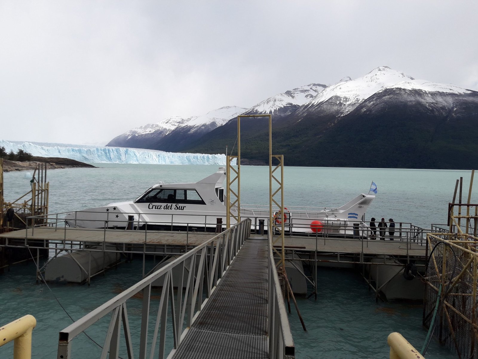 Navegación entre glaciares por el Lago Argentino