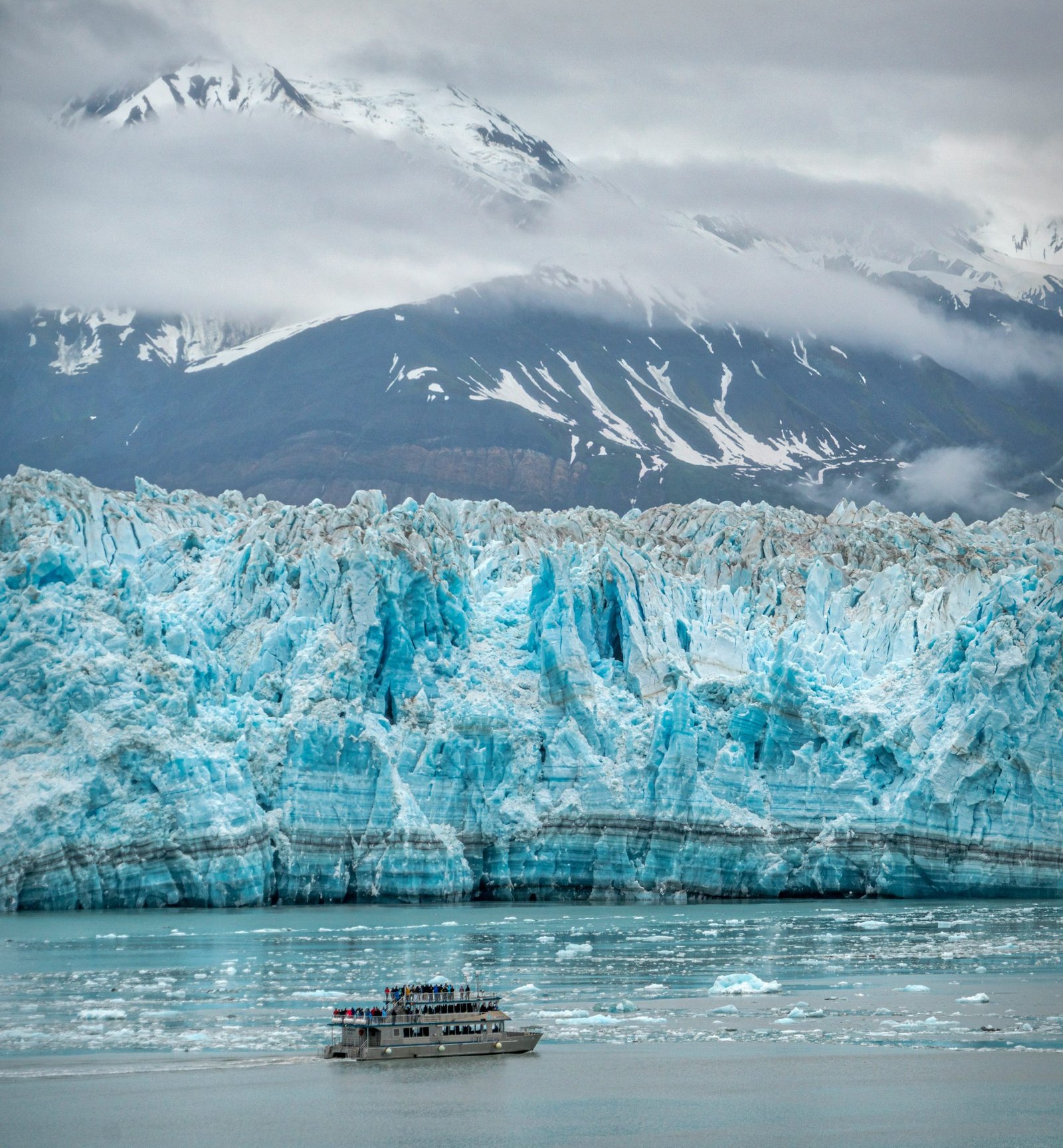 Navegación por el Lago Argentino entre témpanos