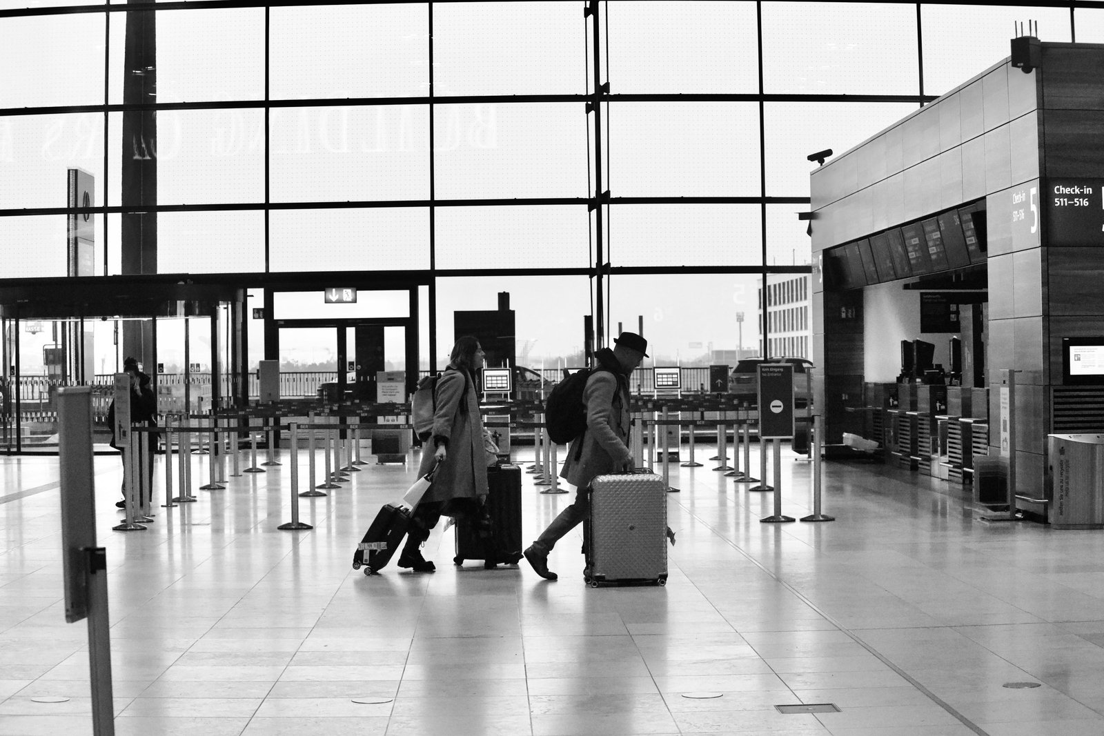 Viajera planificando vuelo en aeropuerto