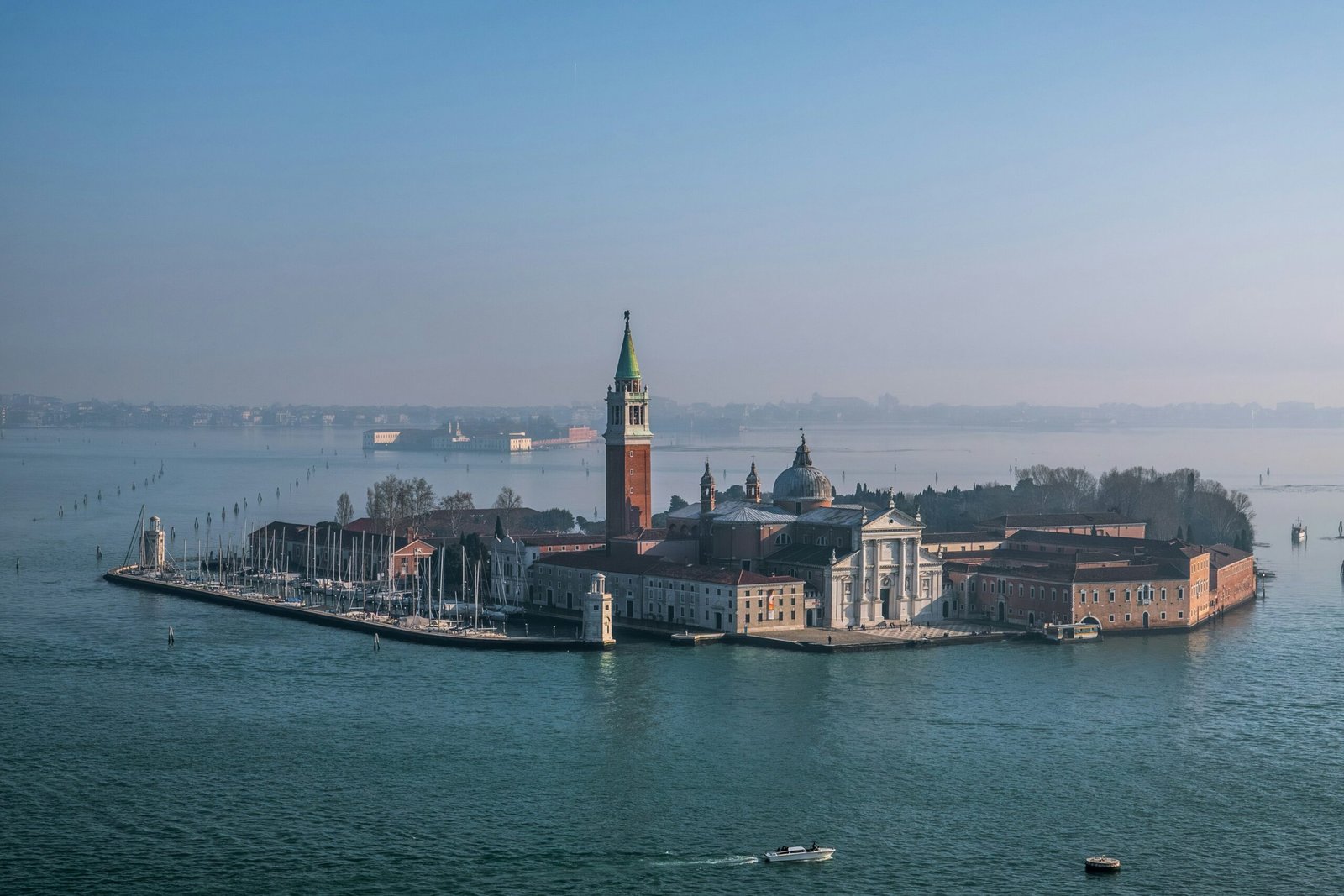 Vista desde puente de Rialto en Venecia, Italia