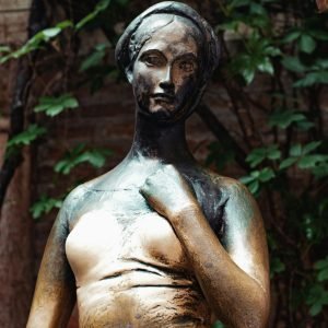 Estatua de Julieta en la entrada a la Casa de Julieta, Verona