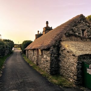 calle de pueblito en irlanda