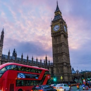 Big Ben de noche con bus