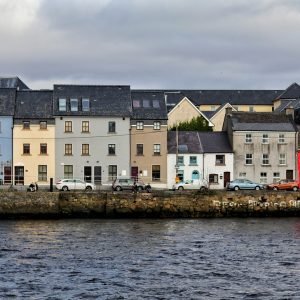 vista de ciudad costera en irlanda