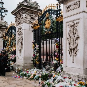 Puerta del Palacio de Buckingham con ofrendas a Lady Di
